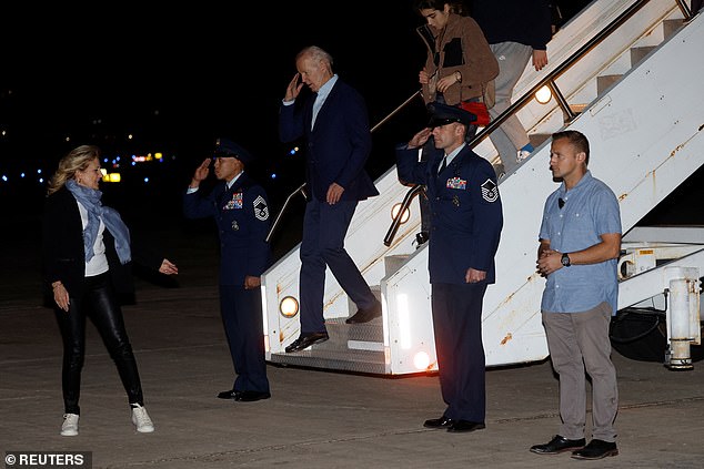 El presidente Joe Biden, la primera dama Jill Biden y los nietos Natalie Biden y Robert Hunter Biden desembarcan del Air Force One cuando llegan para las vacaciones de Año Nuevo, en el aeropuerto de Rohlsen, St. Croix, Islas Vírgenes de EE. UU.