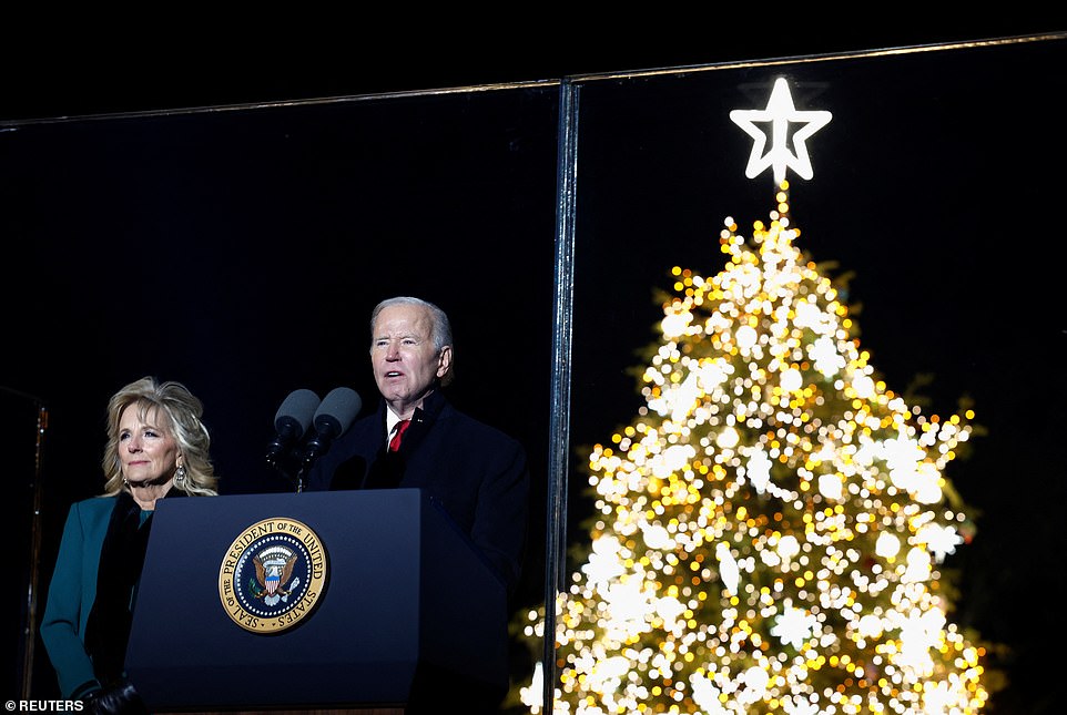 Un día antes de la pompa total de un banquete de estado, los Biden salieron de la Casa Blanca para una cena informal con el presidente francés y su esposa en un restaurante de Washington.  Escogieron a Fiola Mare, un lugar italiano en el paseo marítimo de Georgetown, para la cita.