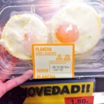 El par de huevos cocidos están sellados al vacío en una película de plástico, vendidos por ¿1,80 en el supermercado español Mercadona.  'Poner en el microondas durante 45 segundos', se lee en el envase