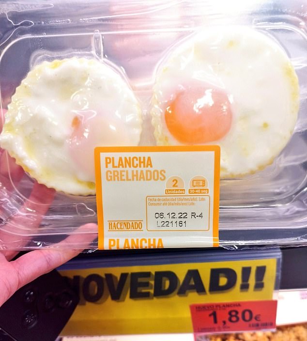 El par de huevos cocidos están sellados al vacío en una película de plástico, vendidos por ¿1,80 en el supermercado español Mercadona.  'Poner en el microondas durante 45 segundos', se lee en el envase