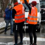 Los activistas de la 'Última generación', que protestaban contra el calentamiento global, se arrojaron desesperadamente un balde de pegamento antes de sentarse con cara de piedra en medio de la calle en Munich esta mañana.
