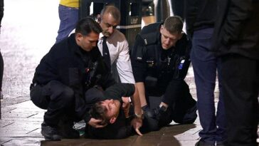 Agentes de policía sujetan a un hombre en el suelo en Leeds.  El Black Eye Friday es la noche más popular de diciembre para las fiestas navideñas, lo que puede derivar en brotes de violencia
