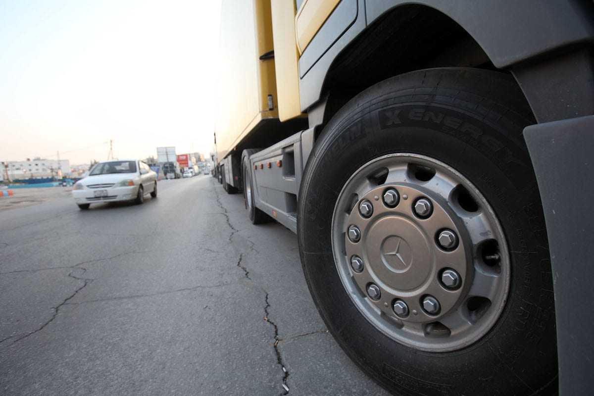 Los camioneros de Jordan hacen huelga por el combustible costoso, algunas tiendas cierran en solidaridad
