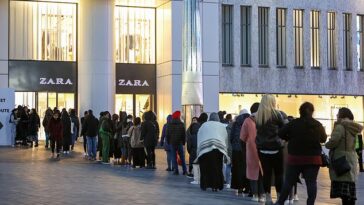La gente se alinea en las calles fuera de Zara en Birmingham para las ventas del Boxing Day hoy