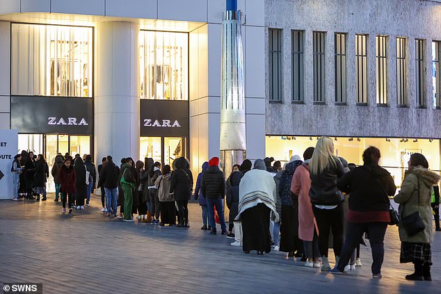 La gente se alinea en las calles fuera de Zara en Birmingham para las ventas del Boxing Day hoy