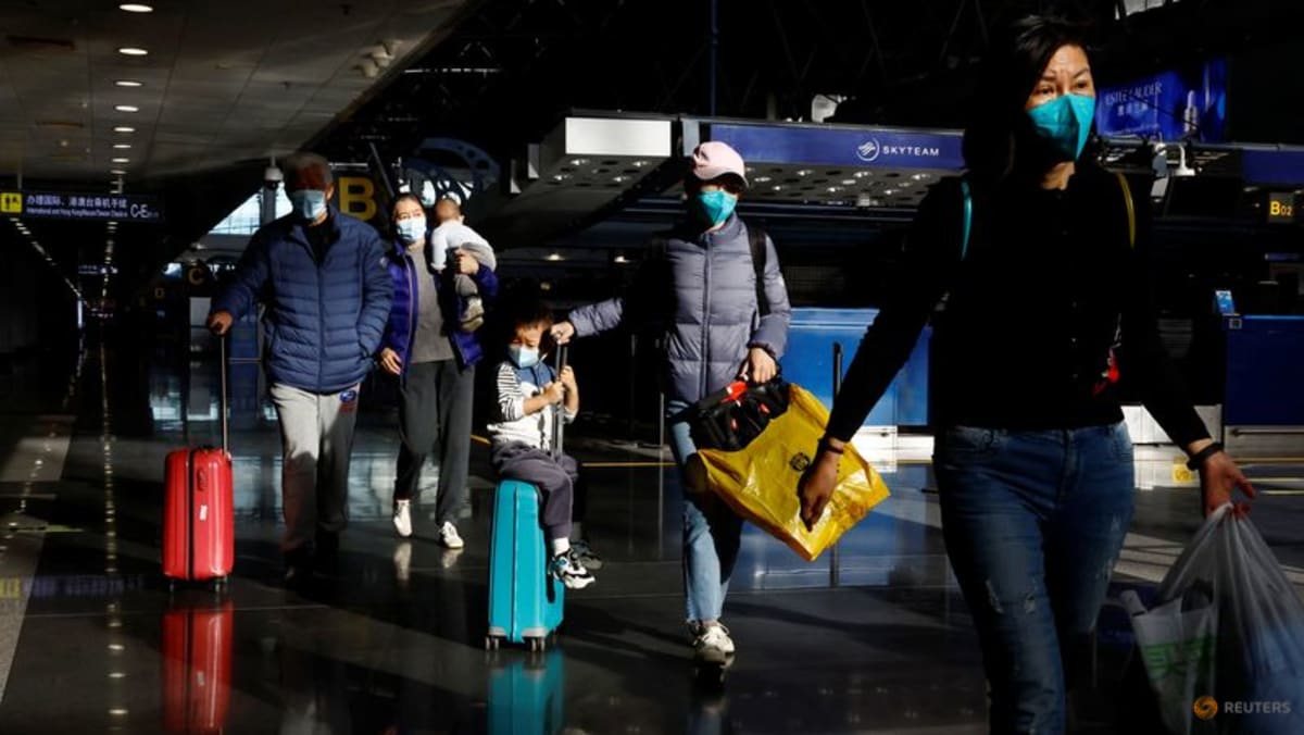 Los chinos hacen planes de viaje a medida que las reglas COVID-19 se relajan aún más
