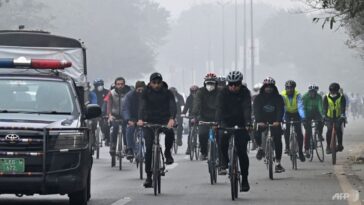 Los ciclistas desafían el smog de Lahore para convencer a los conductores de que abandonen sus autos
