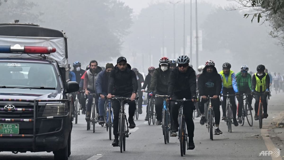 Los ciclistas desafían el smog de Lahore para convencer a los conductores de que abandonen sus autos
