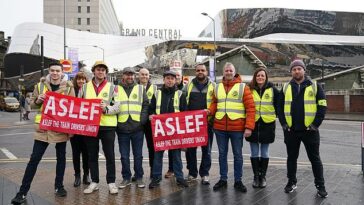 Los miembros de Aslef participarán en los piquetes el 5 de enero con miembros de 15 compañías que se retirarán.  En la foto, los trabajadores ferroviarios en el piquete en Grand Central Station, Birmingham el 28 de noviembre.
