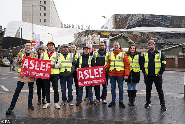 Los miembros de Aslef participarán en los piquetes el 5 de enero con miembros de 15 compañías que se retirarán.  En la foto, los trabajadores ferroviarios en el piquete en Grand Central Station, Birmingham el 28 de noviembre.