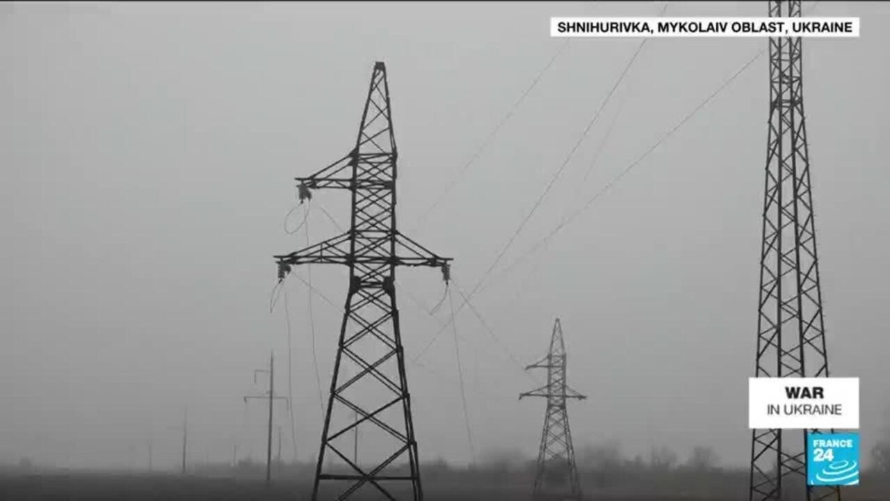 Los electricistas luchan para restaurar la energía en las aldeas de Mykolaiv y Kherson
