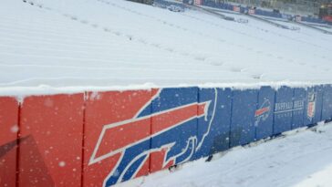 Los fanáticos de los Buffalo Bills lanzan bolas de nieve a los Miami Dolphins, los funcionarios luchan por mantener el control