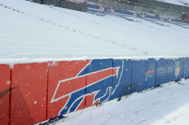 Los fanáticos de los Buffalo Bills lanzan bolas de nieve a los Miami Dolphins, los funcionarios luchan por mantener el control