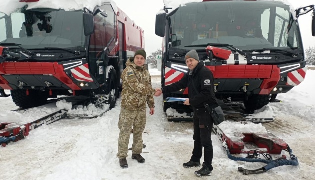 Los guardias fronterizos ucranianos obtienen dos camiones de bomberos del aeropuerto del Ministerio del Interior alemán