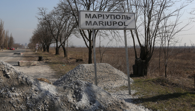 Los invasores rusos intensifican las actividades militares en Mariupol y sus alrededores