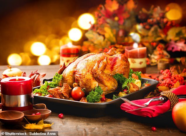 El precio de un centro de mesa de corona de pavo para la cena de Navidad ha aumentado hasta un 26 por ciento debido a los mayores costos de cultivo y el impacto de la gripe aviar.