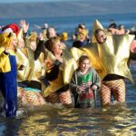 ¡Qué carga de estrellas!  Estos nadadores se sumergieron en las aguas de Tenby, Gales, disfrazados para conmemorar el 50.° Boxing Day nadando allí.