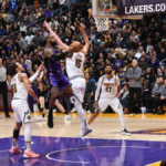 Los jugadores de rol de los Lakers dan un paso adelante con Anthony Davis fuera de juego para darle al equipo su mejor victoria general de la temporada