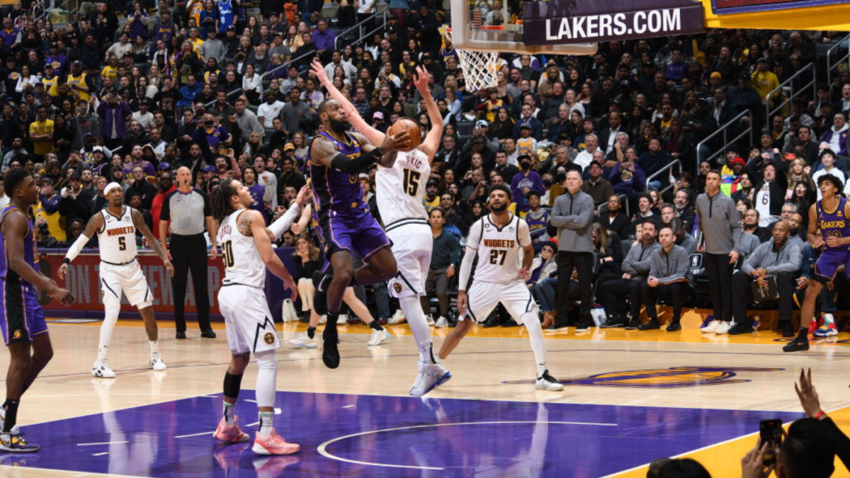 Los jugadores de rol de los Lakers dan un paso adelante con Anthony Davis fuera de juego para darle al equipo su mejor victoria general de la temporada
