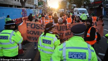 Alrededor de las 8 a.m. del martes, 15 eco-manifestantes caminaron hacia la carretera en la rotonda de Bricklayers Arms cerca de Old Kent Road.