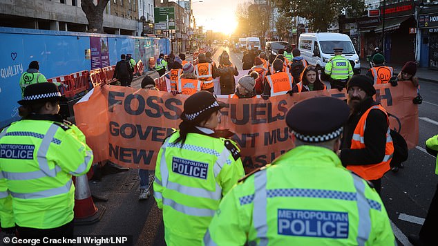 Alrededor de las 8 a.m. del martes, 15 eco-manifestantes caminaron hacia la carretera en la rotonda de Bricklayers Arms cerca de Old Kent Road.