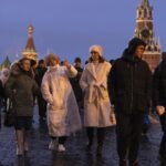 Los moscovitas celebran el Año Nuevo silencioso sin fuegos artificiales, esperanza de paz