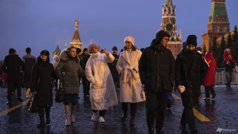 Los moscovitas celebran el Año Nuevo silencioso sin fuegos artificiales, esperanza de paz