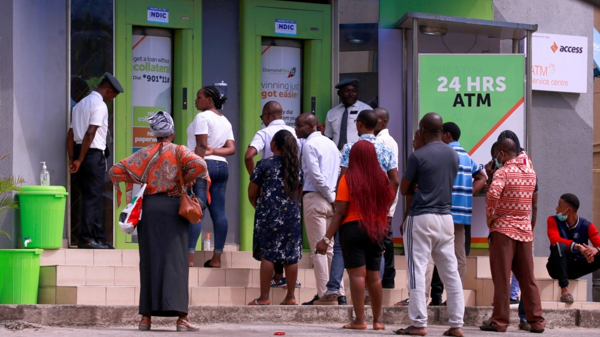 Los nigerianos están preocupados por las restricciones del banco central sobre los retiros de efectivo
