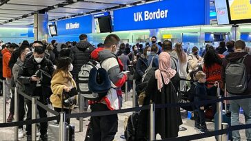 Se espera que el gobierno del Reino Unido introduzca nuevas reglas de viaje que significan que cualquier persona que viaje desde China deberá mostrar una prueba de Covid negativa 48 horas antes de embarcarse en su viaje.