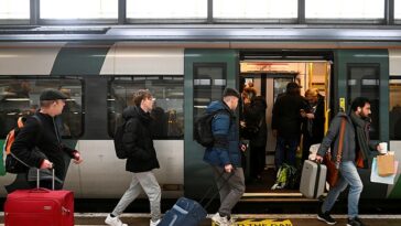 Los pasajeros que intentaban llegar a casa para Navidad el 24 de diciembre se enfurecieron cuando enfrentaron interrupciones debido a la huelga de los trabajadores ferroviarios por salarios y condiciones.  En la imagen: las personas abordan un tren en la estación de Euston