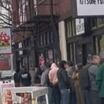 El viernes pasado, Shroom House tuvo clientes haciendo fila alrededor de la cuadra para comprar productos psicodélicos.