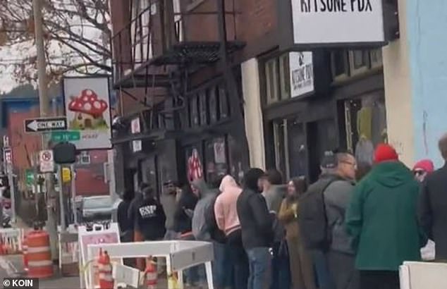 El viernes pasado, Shroom House tuvo clientes haciendo fila alrededor de la cuadra para comprar productos psicodélicos.