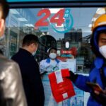 Los residentes en China se apresuran a abastecerse de kits de antígenos y medicamentos a medida que disminuyen las restricciones de prevención de COVID-19