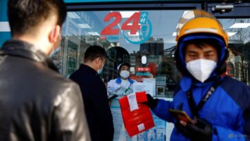 Los residentes en China se apresuran a abastecerse de kits de antígenos y medicamentos a medida que disminuyen las restricciones de prevención de COVID-19