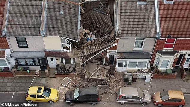 La imagen aérea muestra el colapso de la casa en Langford Road en Portsmouth el miércoles por la mañana.