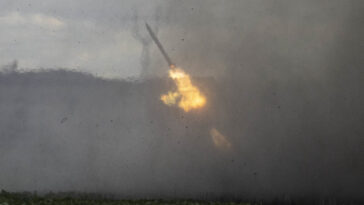 Los rusos atacan una aldea en la región de Kherson con Grad MLRS, dañando objetos civiles