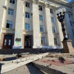 Los rusos bombardean el edificio de la administración de Kherson, dañando dos pisos