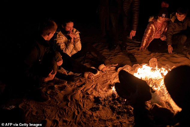 Migrantes rusos que sienten que la guerra con Ucrania se calienta por un incendio en la frontera entre Estados Unidos y México mientras buscan asilo en Somerton, Arizona, el lunes 26 de diciembre.