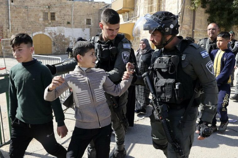 Los tribunales de Israel emitieron 600 órdenes de arresto domiciliario contra niños palestinos en 2022
