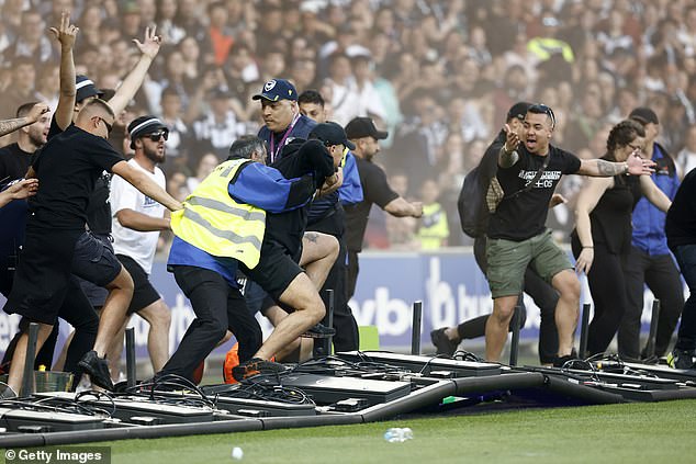 Los fanáticos irrumpieron en el campo en el minuto 21 del partido Melbourne City v Melbourne Victory