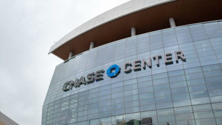 MIRAR: Warriors elevan el No. 6 de Bill Russell a las vigas del Chase Center antes del partido contra los Celtics