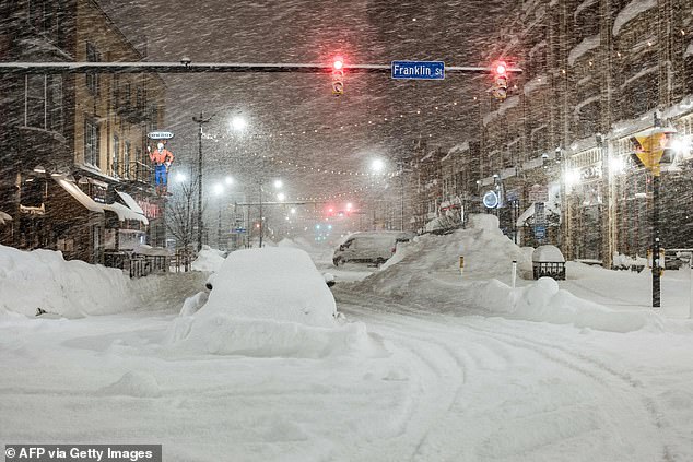 Buffalo, NY, recibió 50 pulgadas de nieve y está bajo una orden de emergencia federal