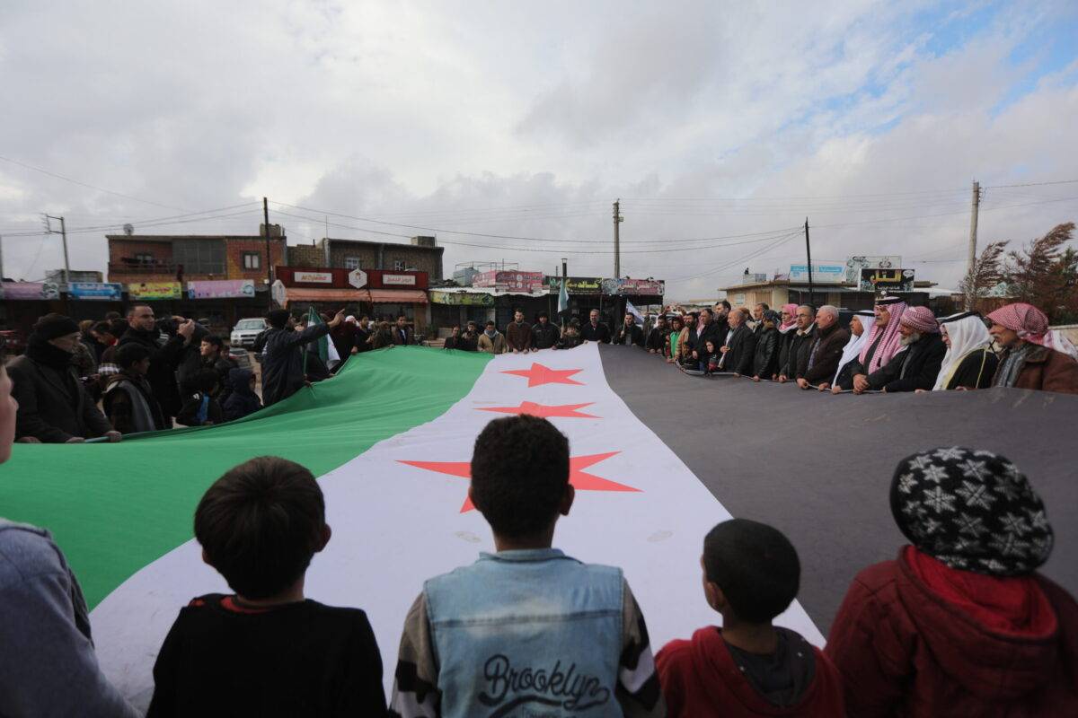 Manifestantes asaltan la oficina del gobernador en una ciudad del sur de Siria, se escuchan disparos
