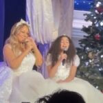 'Esta es mi niña': Mariah Carey, de 52 años, subió al escenario a su hija Monroe, de 11, mientras realizaban un dúo festivo durante su primer concierto en vivo posterior a Covid en Toronto el viernes.