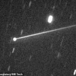 La NASA compartió una nueva imagen de su misión DART de septiembre que muestra el asteroide con una cola brillante de escombros detrás de él.