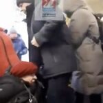 Un jubilado fue brutalmente arrojado de un autobús en Rusia por criticar al ejército corrupto y fallido de Vladimir Putin en Ucrania