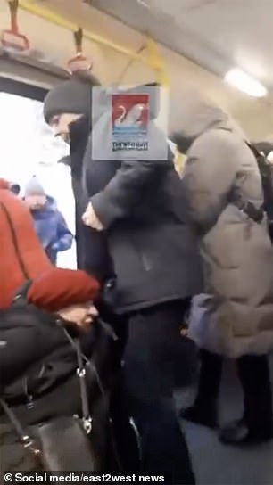 Un jubilado fue brutalmente arrojado de un autobús en Rusia por criticar al ejército corrupto y fallido de Vladimir Putin en Ucrania