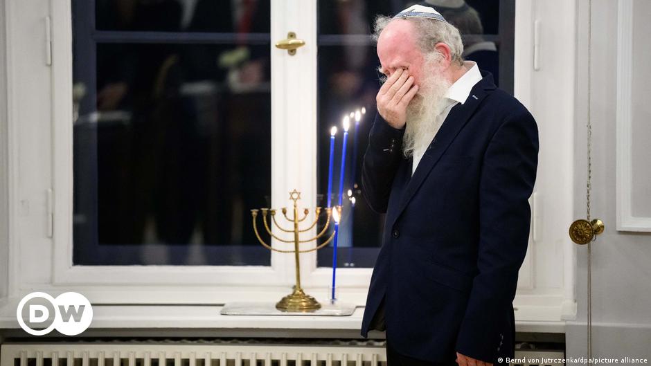 Menorah de foto icónica regresa a Alemania para Hanukkah
