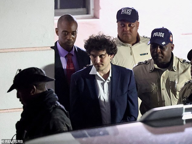 Los legisladores de ambos partidos se están lavando las manos de las donaciones del deshonrado rey de las criptomonedas Sam Bankman-Fried en medio de su arresto en las Bahamas el martes.