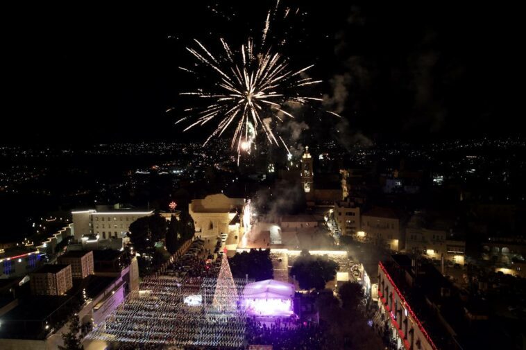 Miles asisten al encendido del árbol de Navidad en Belén